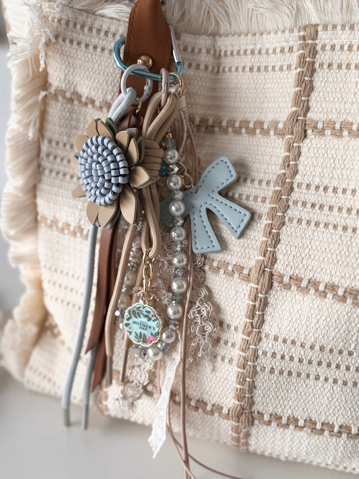 Bijoux de sac beige et bleu