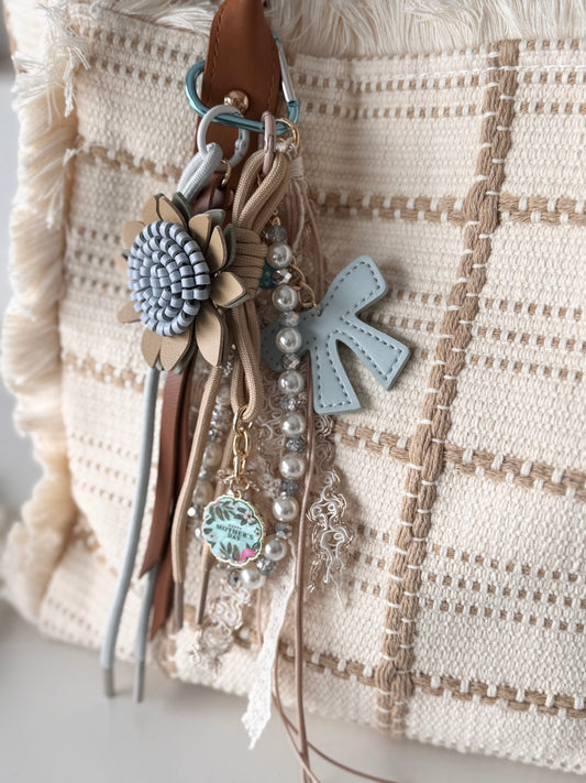 Bijoux de sac beige et bleu